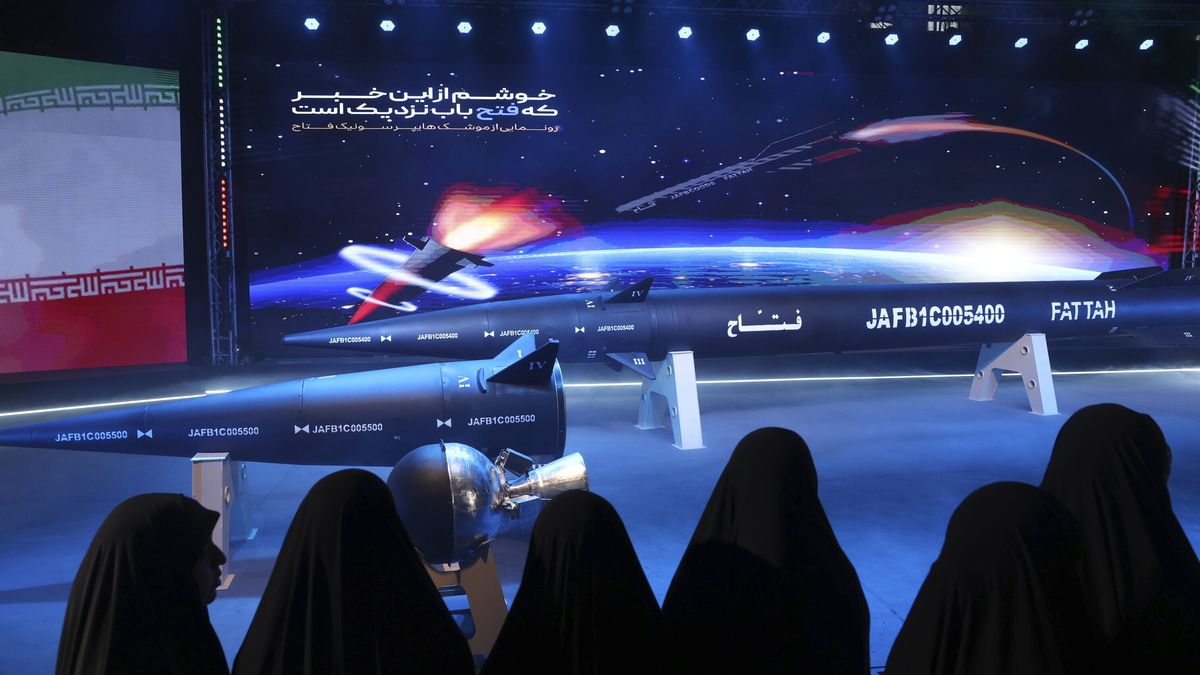 Íránci předvedli první hypersonickou střelu vlastní výroby